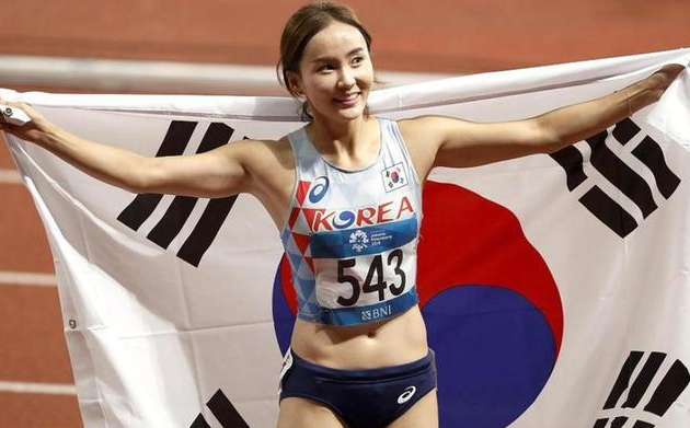 她是最美韩国田径女神,傲人身材披国旗走红,颜值高身陷整容风波