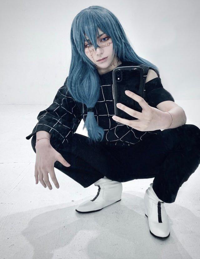 一人cos多个角色很常见,《咒术回战》真人的两个模式必须给好评_腾讯