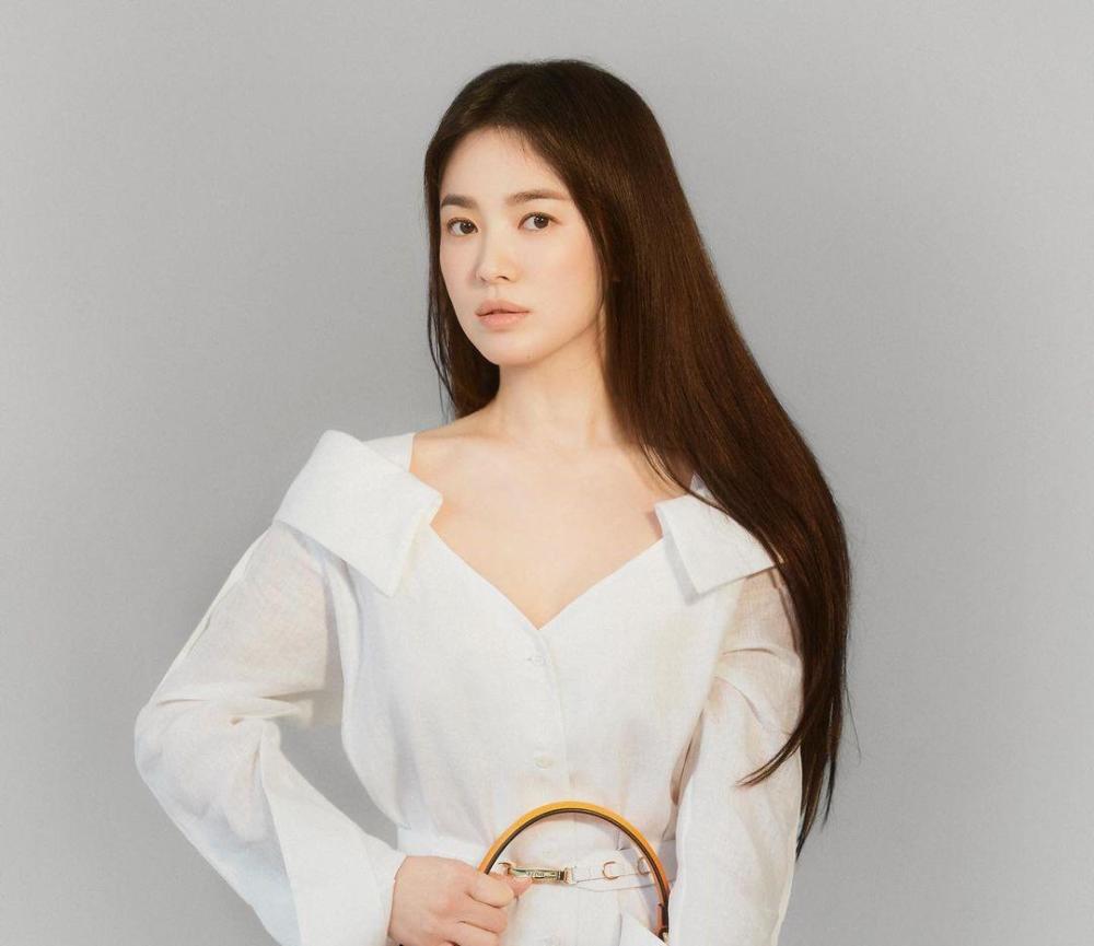 39岁宋慧乔中分长直发演绎野蛮女友,穿镂空裙秀细腰,离婚后事业更旺