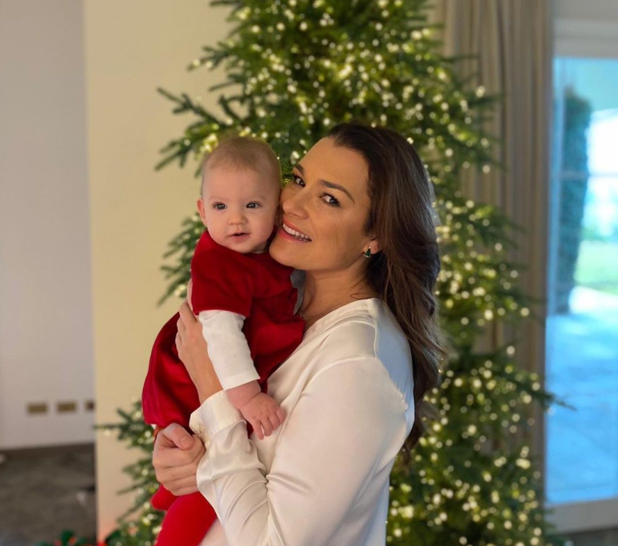 布冯前妻公开晒与富豪产子照片,自称很幸福,怒斥前夫:毫无情趣