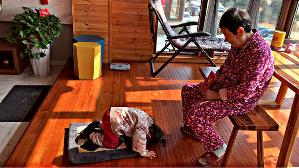 时隔30多年,五旬老汉排队给丈母娘磕头,还能"闻歌起舞"!