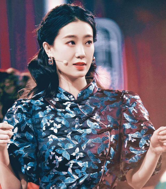 张小斐亮相地方春晚三千元旗袍惊艳无比继央视春晚后再现美腿