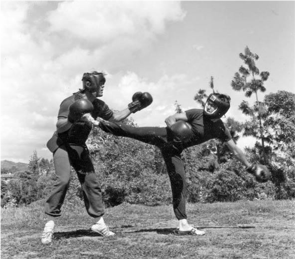 1970年,洛杉矶郊外,进行截拳道全接触格斗训练的李小龙.