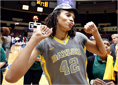 情人节后来看紫金军团湖人太太团们到底谁更靓丽