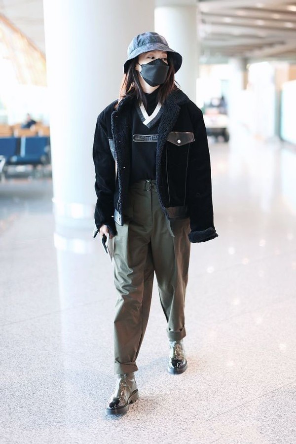 工装裤下面是一双短靴,个性的渐变颜色设计加上漆皮面料,非常的前卫