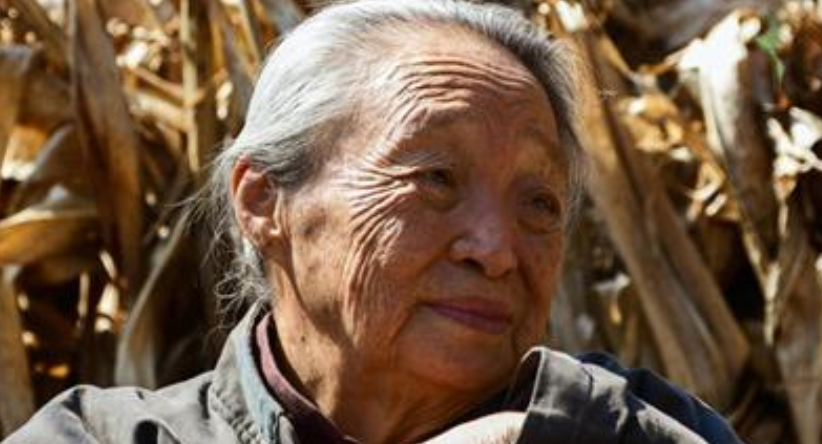 国家一级演员,因病去世千人送行,23岁孙子为救人不幸牺牲在火场