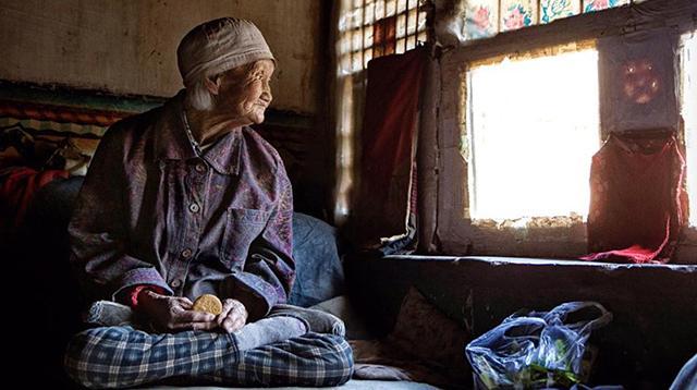 孤寡老人丈夫女儿早逝,天天吃咸菜度日,死后遗产6人清点3小时