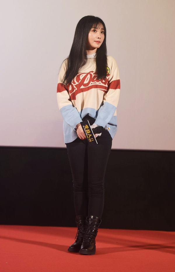 柳岩不秀身材一样吸睛,短发减龄似小姑娘,牛仔裤也能穿得很时髦