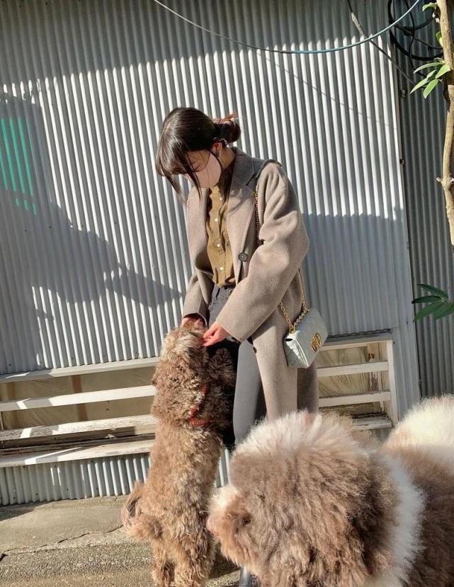 木村拓哉19岁长女遛狗像走秀,一身名牌配丸子头贵气,情人节送爸爸饼干