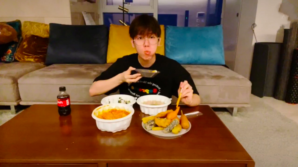 边伯贤直播大夸中国宽粉好吃官方吐槽吴世勋变胖被exo感动也期待回归