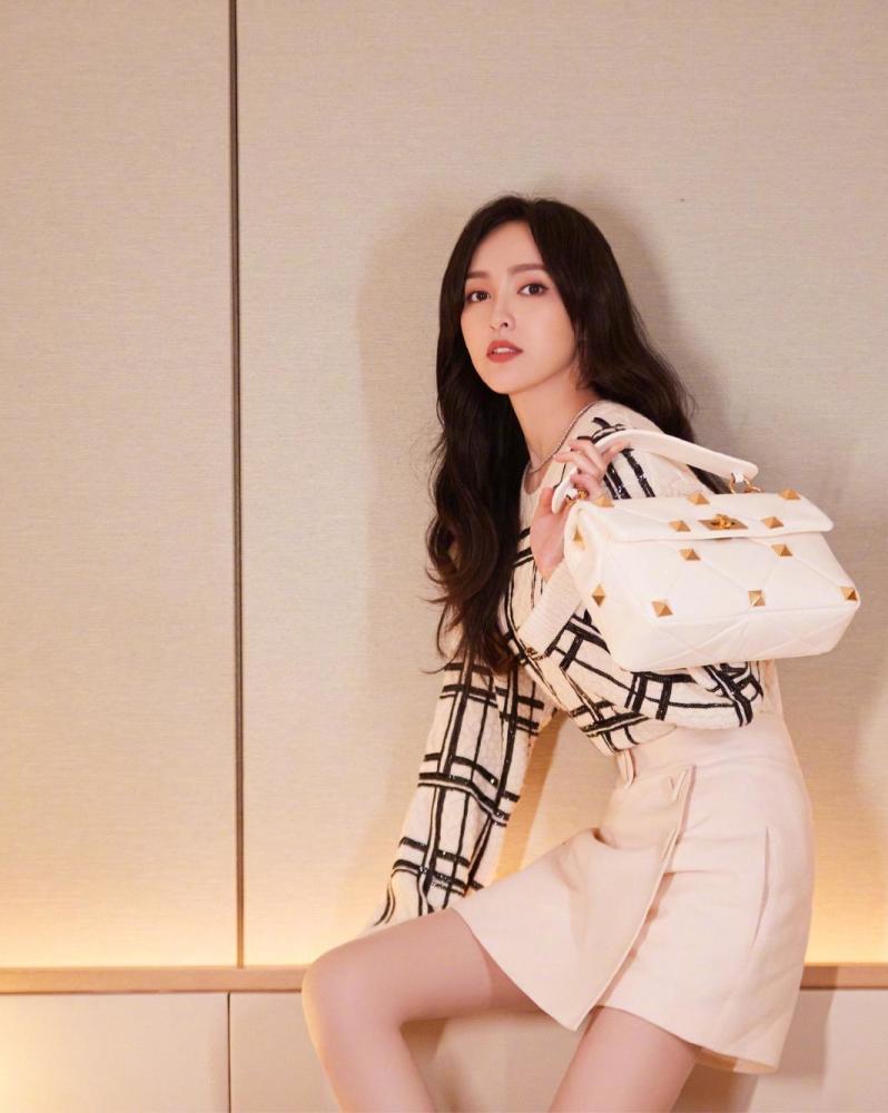 唐嫣才是真腿精红西装配短裤一双长腿抢镜御姐范十足