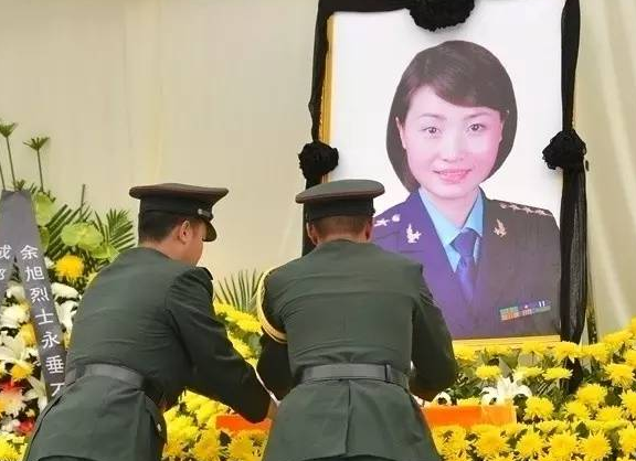 中国第一位歼10女飞行员4年前血染长空数十万国人为其送行