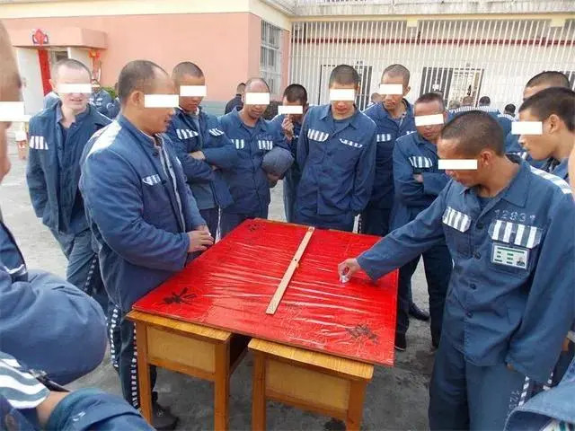 2021年《监狱里的春节》是怎么样的呢,有贴对联有加菜嘛?_腾讯新闻