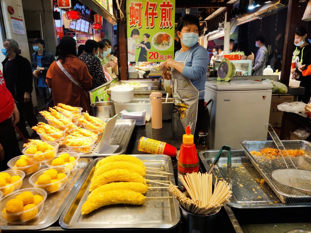 東門町位於深圳羅湖東門步行街區的美食城(老街地鐵站a或c出口),週末