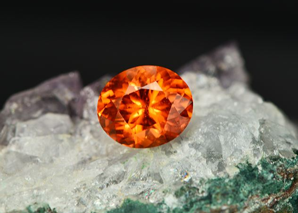 石榴石家族大揭秘其中翠榴石最为珍贵