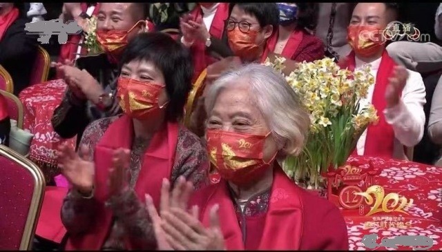 要说这2021央视春晚里印象最深的还是这牛气冲天的春晚口罩