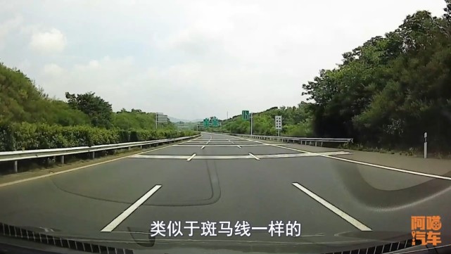 實線的車道分界線是不可以變道的,如果是虛線的車道分界線是可以變道