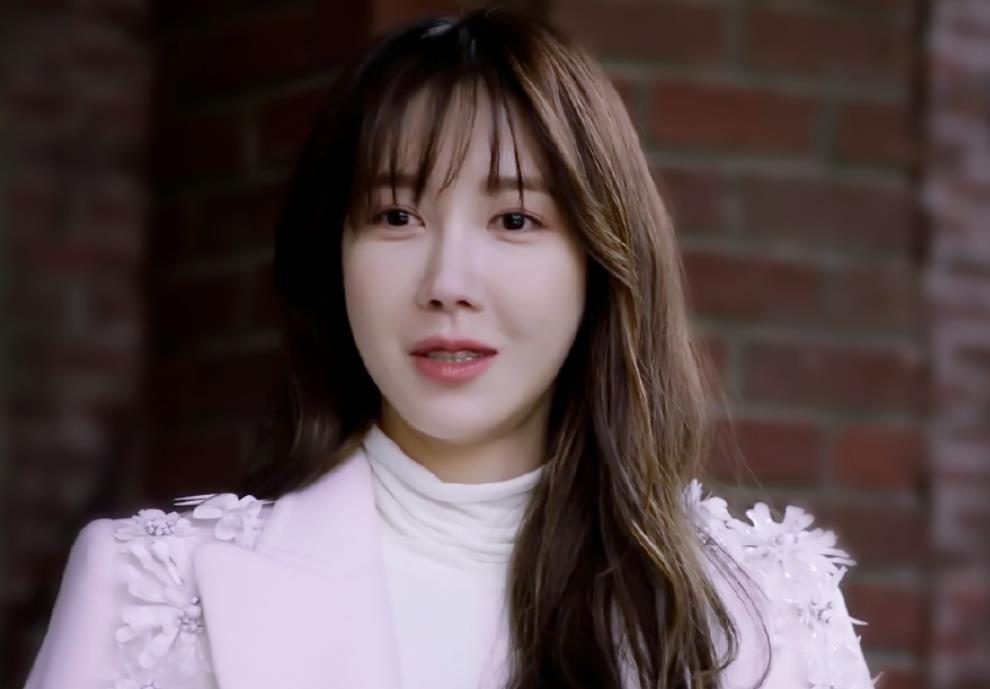 李智雅《顶楼》01,金秀敏25岁的金秀敏是sbs电视台最年轻的播音员,她