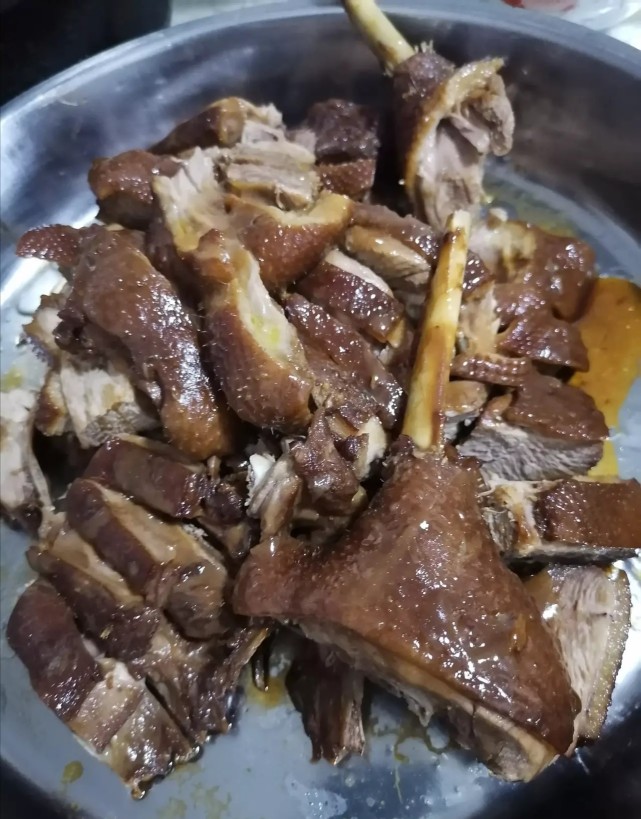 公公冒雨宰鹅,用老一辈的传统家风影响着下一辈的作风