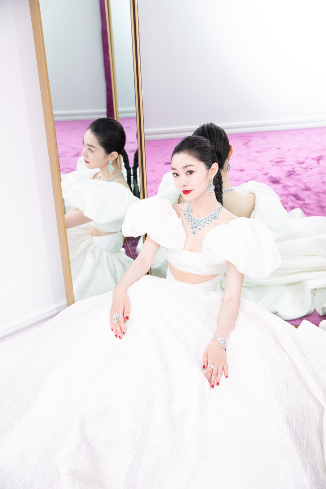 宋轶‖珍珠白倒三角镂空裙