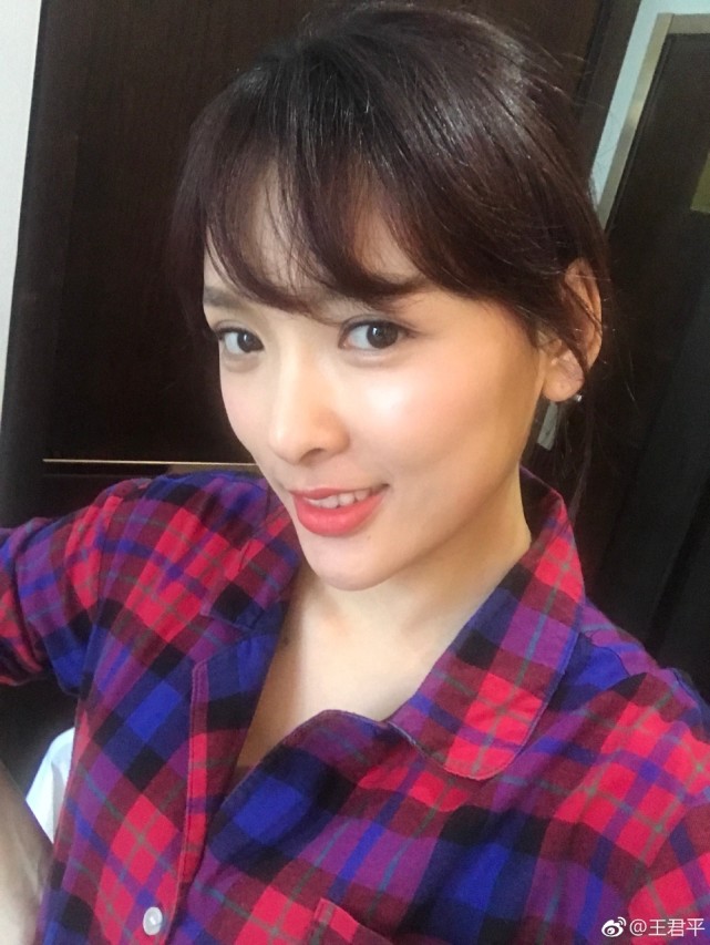王君平如今已经35岁,她已是俩孩子的妈妈,但王君平在社交平台几乎从不