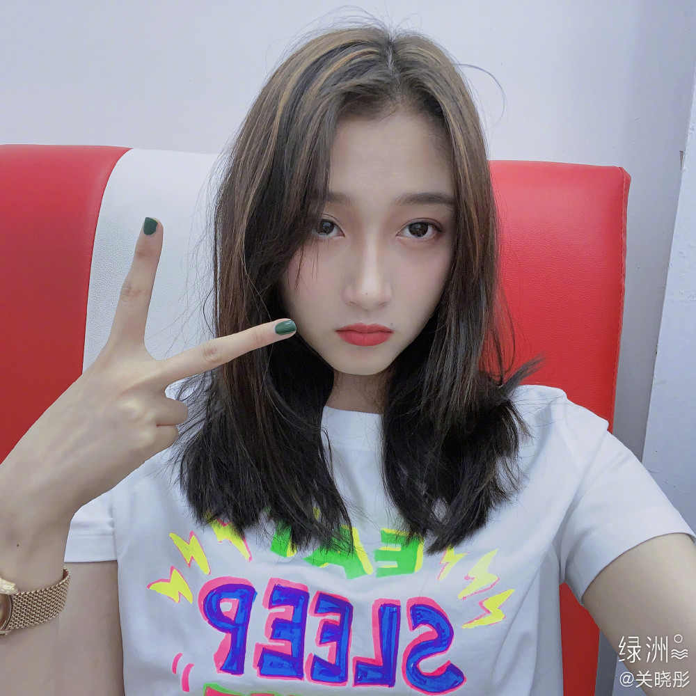 可可爱爱关晓彤自拍照,好爱剪刀手嘟嘟嘴_腾讯新闻