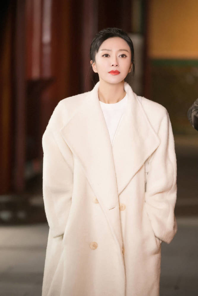 有一种大衣叫秦岚的大衣,明明这么臃肿,她一穿就高级显瘦