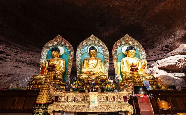 现如今,庆寿岩禅寺内有大雄宝殿,二殿,厢房,僧房等处,香火不绝.