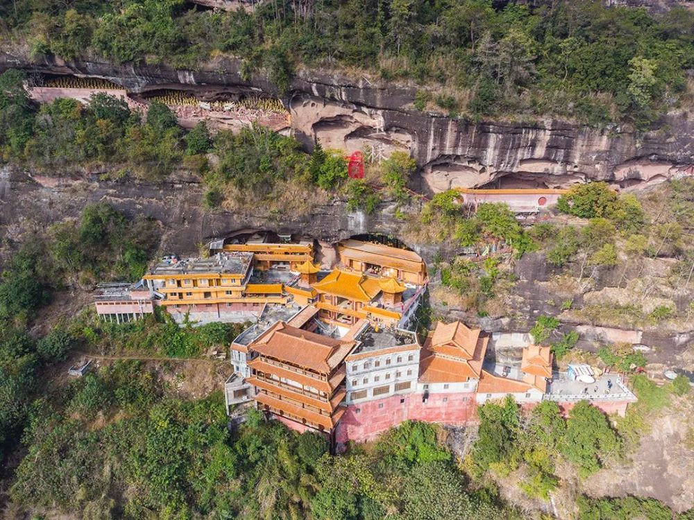 这是庆寿岩禅寺,有着"岭南一绝"之称.