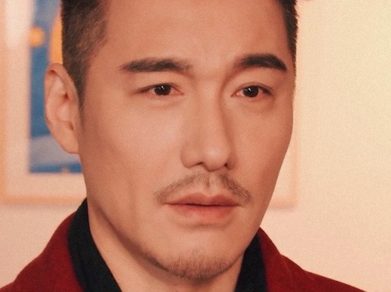 胡兵庆生视频曝光胡须性感太显年轻50岁仍单身感情成谜