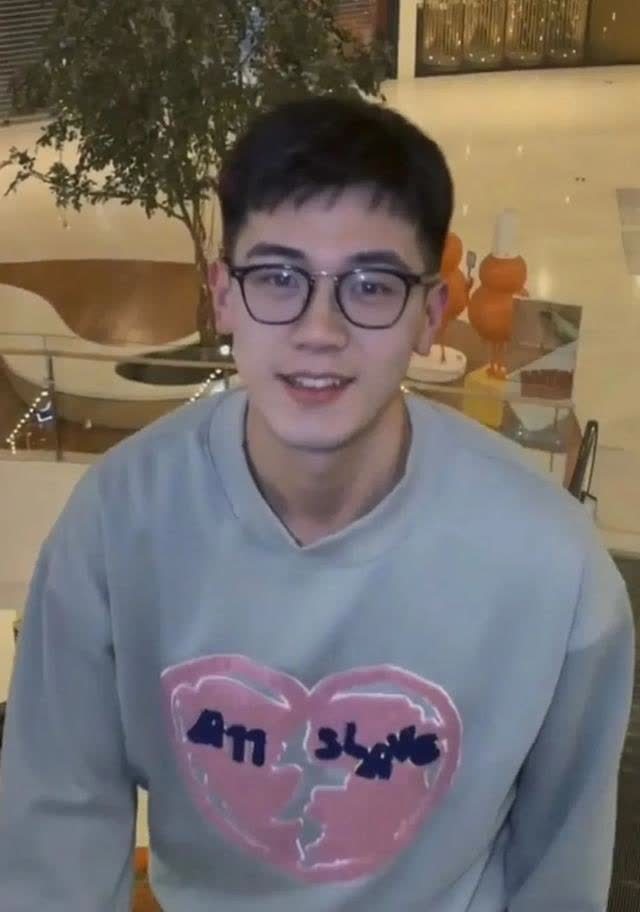 这枚文质彬彬的大鼻子鲜肉帅哥有点上头哦