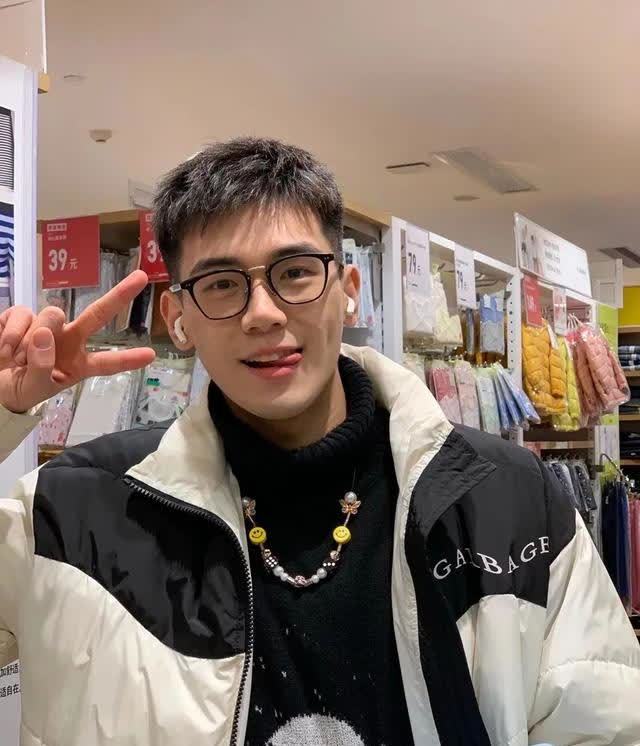 这枚文质彬彬的大鼻子鲜肉帅哥有点上头哦