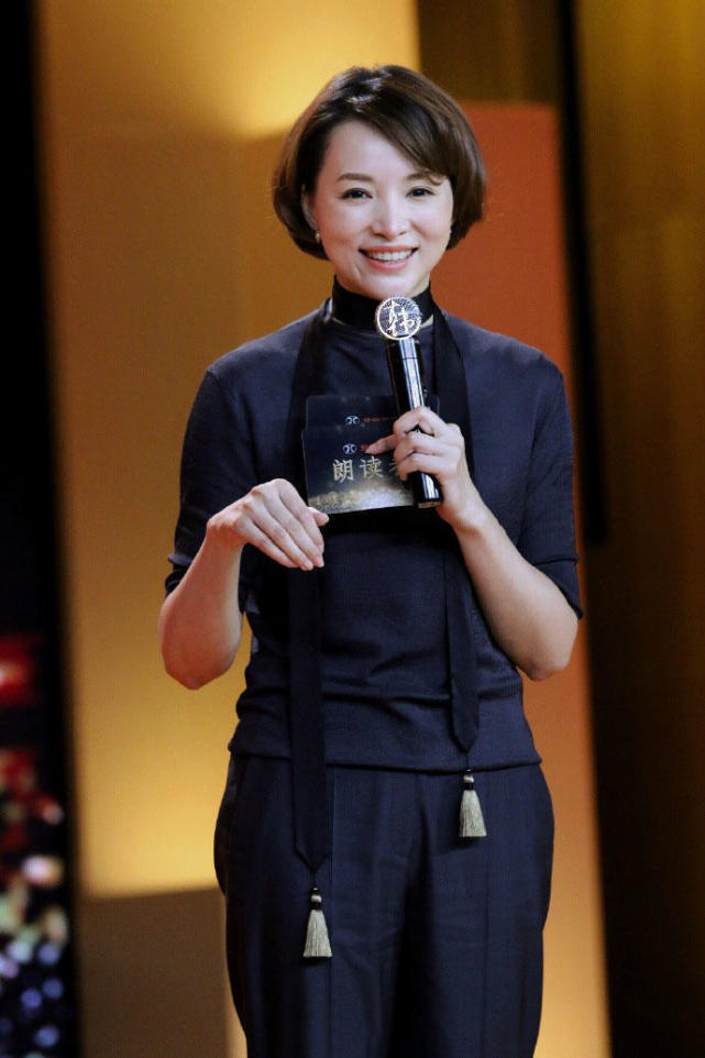 董卿魅力四射,穿着黑色针织上衣搭配西裤时髦干练,减龄又洋气_腾讯