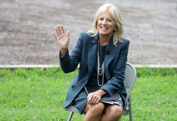 相较之下,吉尔·拜登(jill biden)在成为新一任的美国第一夫人后的几