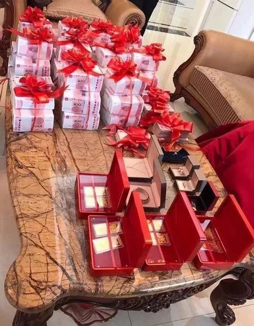 江西一村民女儿订婚仪式上摆出巨额现金彩礼被黑榜通报