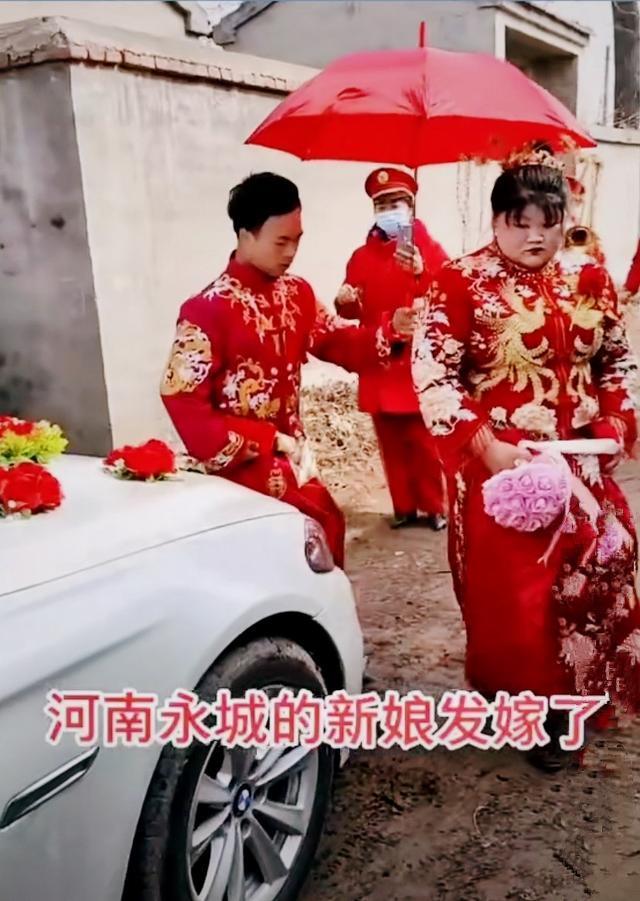 河南永城一新娘发嫁了,看上去有点不开心,网友感叹:娶媳妇真难