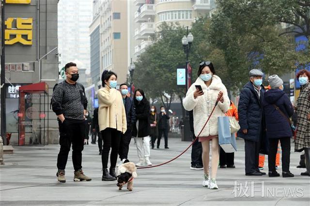 不负春光武汉街头人来人往悠闲自在