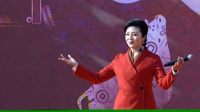 胡廷江作词:王晓岭《山笑水笑人欢笑》开场舞:《军营大拜年》主持人