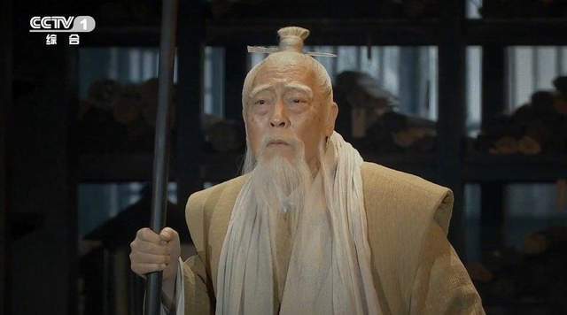 剧中,满头白发的"倪大红",一开始像是扮演老年的孔子,剧情推进后,方知