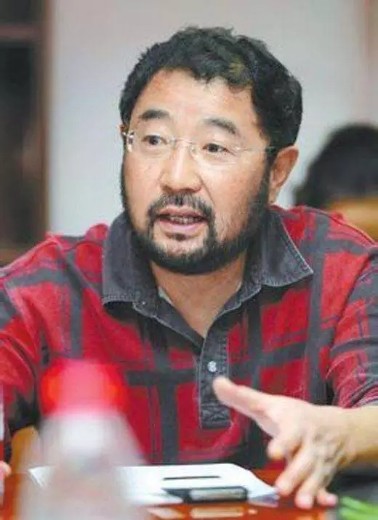 他与潘虹结婚8年,后与比自己小21岁的王小丫再婚,如今共结婚3次