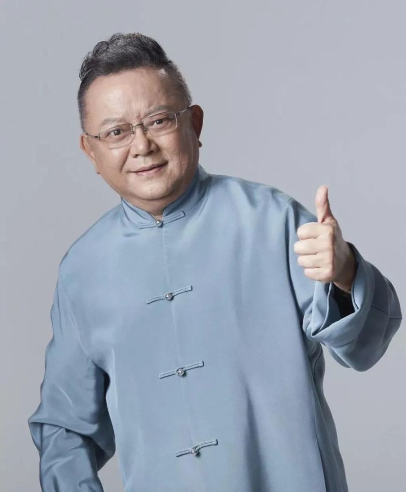 72岁王刚不敢老为养娇妻幼子忙到凌晨没有坐拥10亿四合院