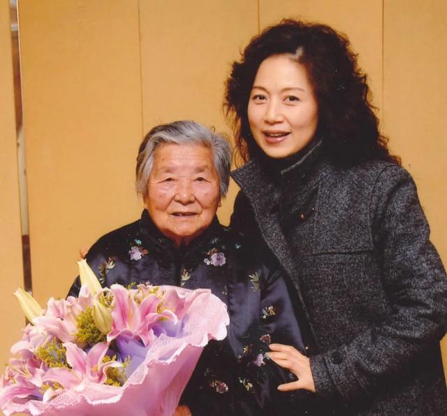 余秋雨女儿:爸爸因马兰被骂抛弃妻女,她和妈妈相依为命成母依靠