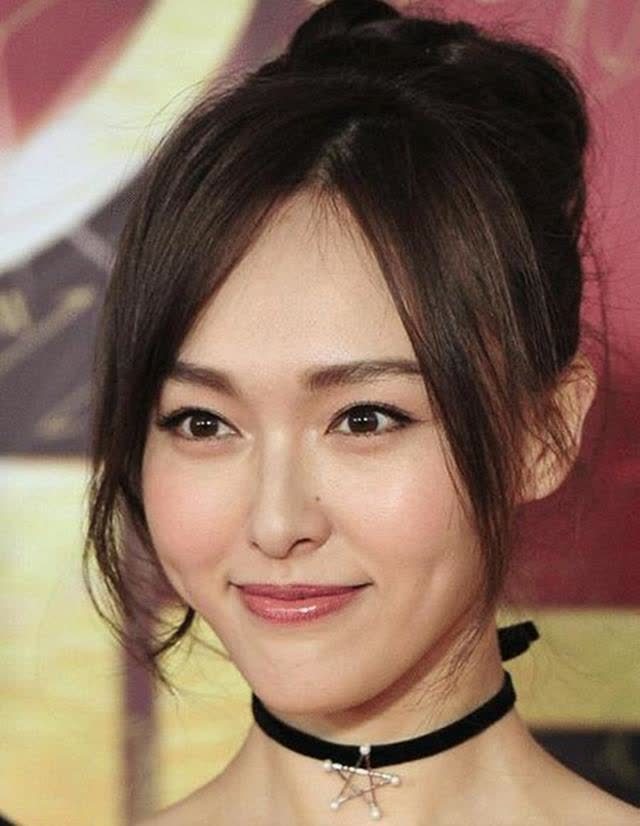 而另一位菱形脸的明星代表唐嫣,她的最佳穿衣风格则是少女风格,唐嫣的