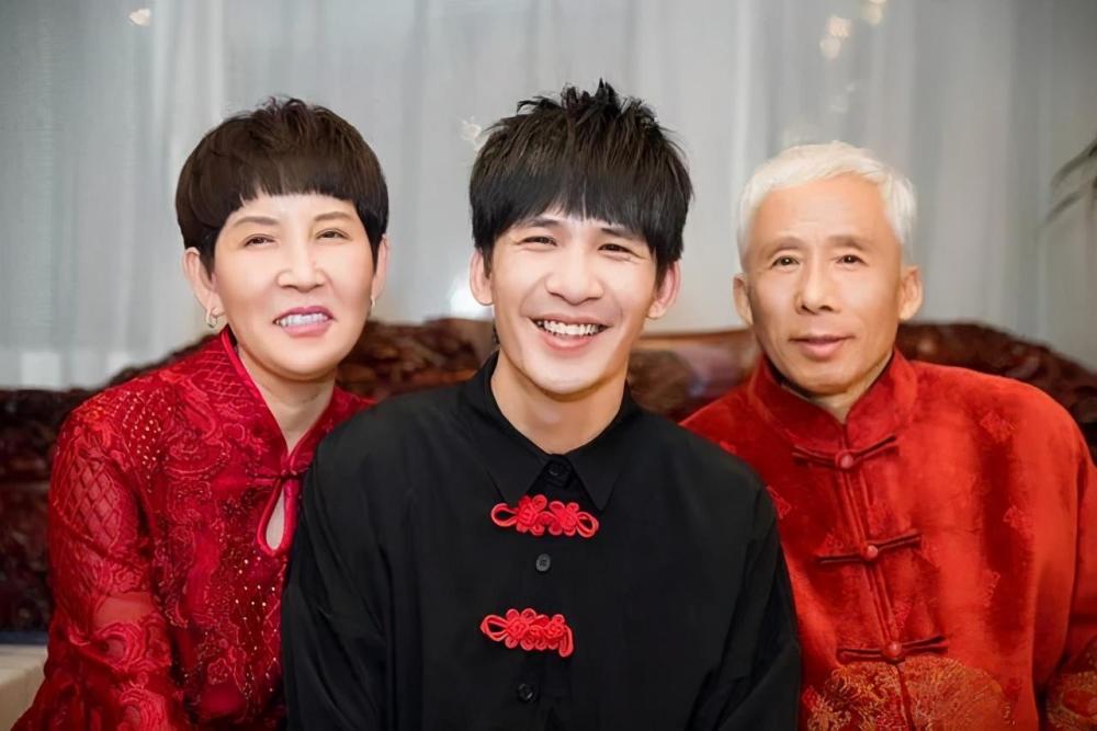 父亲为培养他倾家荡产,而看到了家里的贫穷和父母的操劳,他为钱执着终