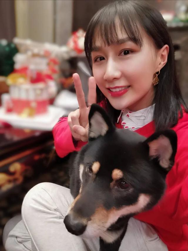 幸福的翟煦飞裸婚嫁给同班帅哥雷佳音今与女儿被老公宠爱