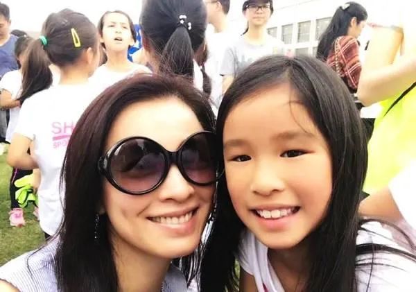 林瑞阳女儿母亲患抑郁症闹自杀她多次拯救母命靠自己当空姐