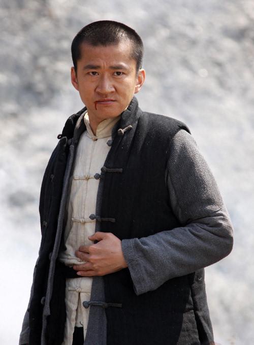 知名艺人李嘉明近况落魄?农村街头推大粪车,挂六个桶不断摇晃