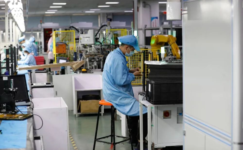 通达集团通达员工小陈:新社区居委会成立后,以后我们这些外地员工办事