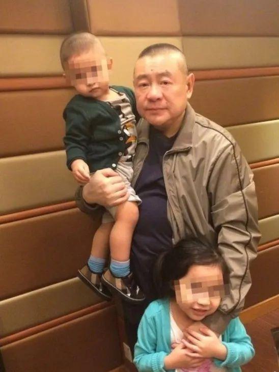 而作为甘比的儿子,刘仲学长相帅气似翻版刘銮雄,性格乖巧最得父母宠爱