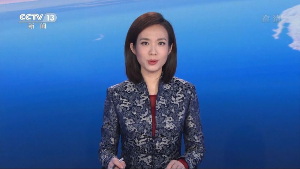 《新闻1 1》组平时一直朴素低调的《新闻1 1》主持人董倩,难得见她穿